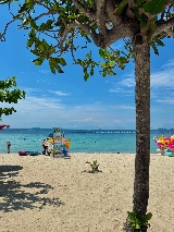 芭提雅夏日限定浪漫｜格兰岛Koh Larn：果冻海与粉色沙滩椅的治愈之旅