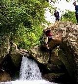 宜蘭那山那谷溯溪｜5歲小孩也能瘋玩！跳水挑戰懼高癥✨