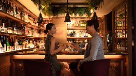 探索香港蘭桂坊：氛圍親密的雅致餐廳