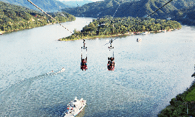 乘坐高空飛索前往南怡島，體驗速度與激情