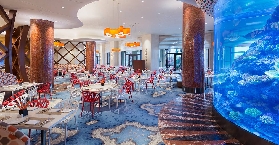 珠海長隆橫琴灣酒店自助餐廳，超大水族箱如臨海洋深處~