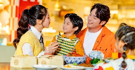 珠海長隆馬戲酒店自助餐廳，邊食邊睇精彩魔術~