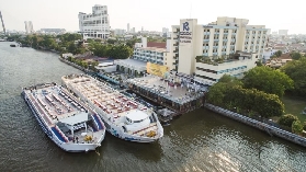 打卡 Riverside 碼頭，開啟湄南河夜遊
