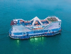 探秘芭提雅海上狂歡：海天盛筵男模海上餐廳