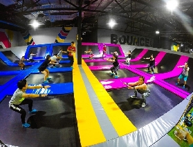 曼谷室內蹦床樂園：夏日室內蹦跳狂歡，全家皆宜的動感體驗