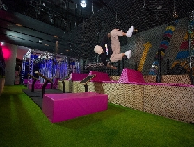 曼谷室內蹦床樂園開放時間、地址、交通攻略來啦！