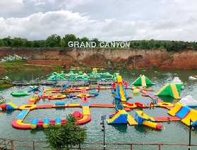 清邁夏日必沖！采石場變身的大峽谷水上樂園：懸崖下玩滑索、打卡網紅吹氣城堡，30 分鐘直達