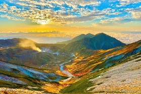 2025日本賞楓必去｜立山黑部阿爾卑斯路線：楓葉漫山遍野，紅葉與雪景同框奇觀