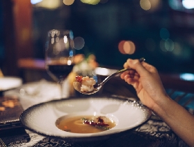 曼谷曼諾拉號遊船：泰式皇室晚宴，湄南河夜遊天花板