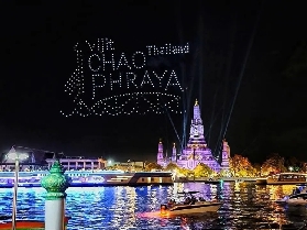 曼谷 2025燈光秀！湄南河 15 地標燈光秀：免費看千架無人機，致敬王太後