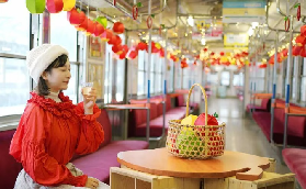 日本這輛列車即將停運！蘋果主題、櫻花燈籠，途徑百年溫泉鄉！