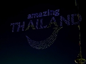 曼谷亲子游必冲！2025昭披耶河灯光节免费开秀，千架无人机炸场夜空