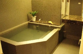 臺中谷關明高溫泉實測｜百年碳酸泉泡到不想走！避坑指南看這篇