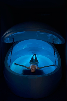 香港首家零重力漂浮實測！60分鐘躺平變神仙✨