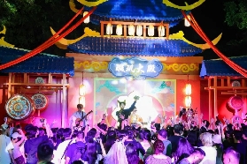 深圳跨年鎖死欢乐谷！飄雪 + 氣球雨氛圍拉滿✨