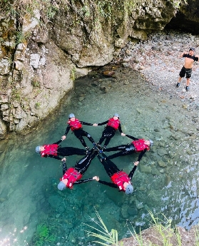 宜蘭扇子瀑布溯溪｜夏日抵玩秘境！親子/新手都啱玩💦