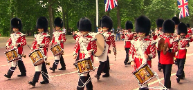倫敦換崗儀式實測｜3個必知避坑點！熊皮帽衛兵超帥🥹