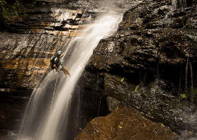 藍山隱藏玩法｜皇後峽谷繩降探險實測！新手也能衝的刺激體驗✨