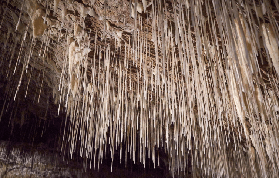 西澳湖穴｜現實版水晶秘境！懸浮桌+鏡面湖太讚啦🤩