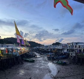 【香港大澳實測】坐豪華車逛漁村！棚屋+海鮮超讚✨