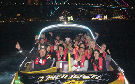 「悉尼Vivid避坑指南」別擠岸邊！噴射快艇躺看光影盛宴✨