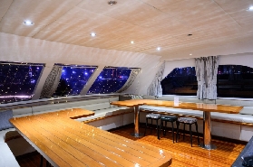 香港維港夜遊｜豪華遊艇+無限吃喝+幻彩詠香江｜實測避坑指南🤩