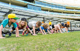 伯斯Optus體育場導覽實測｜坐球星長凳+AR燈光秀超讚！🤩