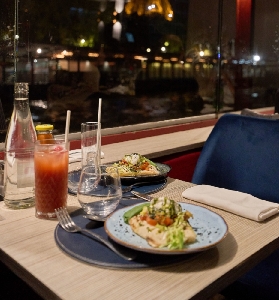 巴黎塞納河遊船晚餐初體驗！這些坑我幫你踩過了💡