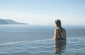 冰島胡薩維克温泉實測｜38℃熱海水浸皮膚超舒服！鯨魚北極光都能偶遇？