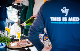 巴塞隆納雙體船初體驗｜躺在船頭網看日落超讚！附行程規劃懶人包💦