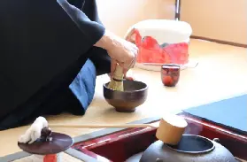 岡山備前市美術館「月釜」茶席體驗：備前燒茶碗×人間國寶菓子皿×季節和菓子¥1,000