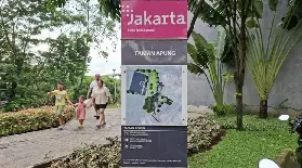 雅加達東區免費秘境！「漂浮公園」Taman Apung：親子遊樂、餵魚體驗、城市綠洲一日遊