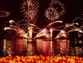 宮津燈籠流放花火大會包船觀賞：含票暢遊伊根舟屋、天橋立（傘松公園）(含晚餐)
