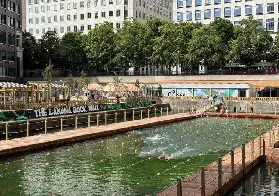 倫敦首座奧運規格漂浮露天泳池在金絲雀碼頭開幕！全年開放364天