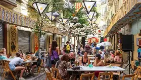巴塞隆拿 8 月旅遊指南：探索 Festa Major de Gràcia 街頭節慶與海灘景點攻略