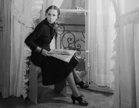 倫敦V&A博物館2026年春季展覽Schiaparelli: Fashion Becomes Art回顧超現實主義時裝