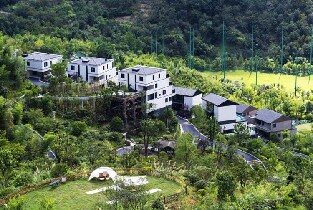 杭州臨安星泉谷度假村雙人住宿套票(房+早餐+溫泉票+泳池票)